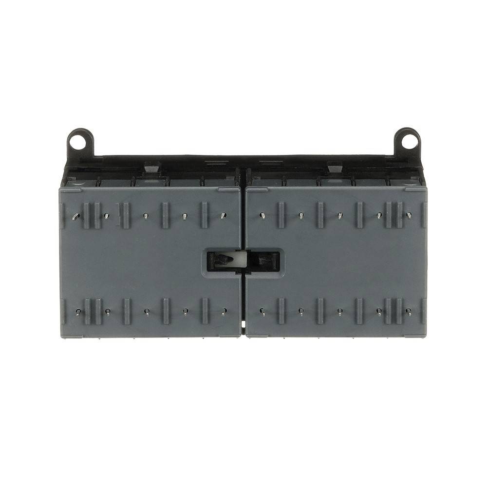 Ein grauer rechteckiger elektronischer Anschluss mit mehreren Steckplätzen und zwei Befestigungslöchern, der für sichere elektrische Verbindungen verwendet wird.