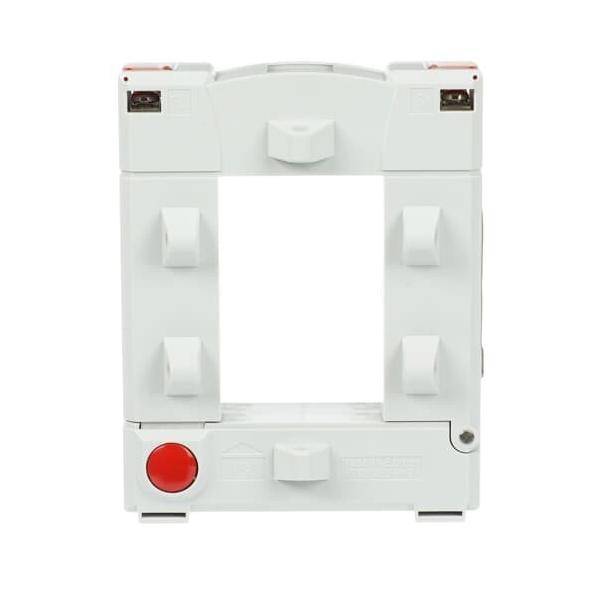 Ein grauer elektrischer Stromwandler mit quadratischer Öffnung in der Mitte und vier Befestigungspunkten, auf weißem Hintergrund abgebildet.