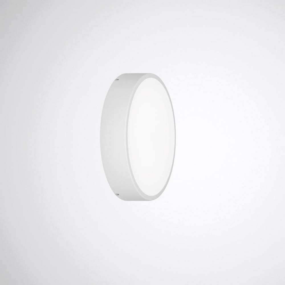 Eine runde, minimalistische weiße Wandleuchte ist an einer schlichten Wand befestigt und beleuchtet den Bereich sanft.