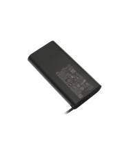 Schwarze rechteckige Powerbank oder wiederaufladbare Batterie mit angewinkltem Kabel auf weißem Hintergrund, diagonal angewinkelt mit kurzem Kabel angebracht.