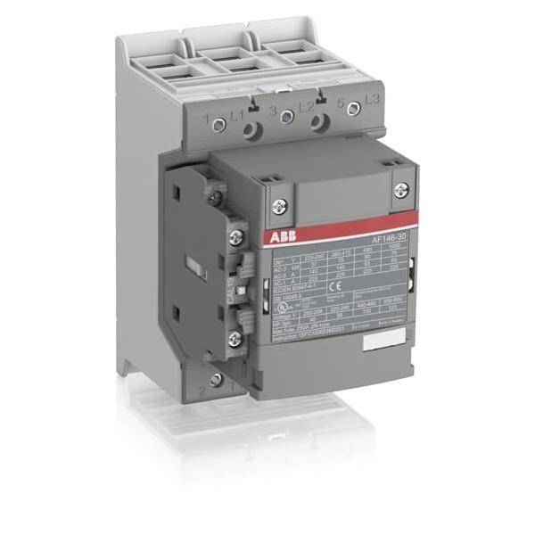 Elektrisches Bauteil mit der Beschriftung 'ABB', höchstwahrscheinlich ein Leistungsschalter, mit grauem Gehäuse und mehreren sichtbaren Anschlusspunkten auf der Oberseite.