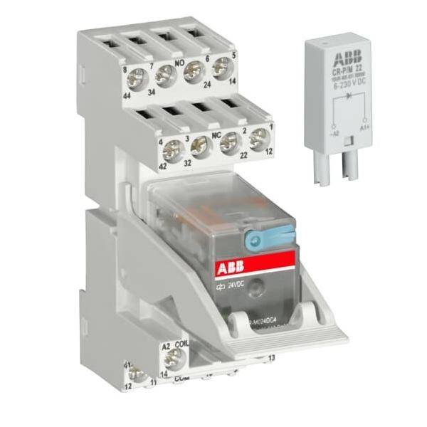 Ein Elektrorelaismodul mit mehreren Anschlussklemmen, beschriftet mit „ABB