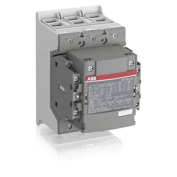 Elektrischer Schütz mit einem grauen Gehäuse, der drei Stromklemmen mit den Bezeichnungen L1, L2, L3 und einem Markenlogo aufweist, von vorne betrachtet.