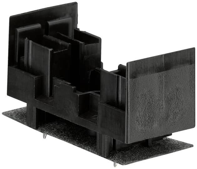 Schwarze Kunststoffform mit rechteckigen und unregelmäßigen Fächern, möglicherweise für industrielle Zwecke oder zur Verpackung, auf einer flachen Oberfläche.