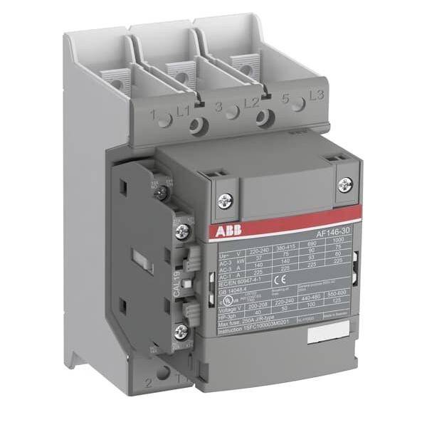 Ein grauer elektrischer Schütz mit mehreren beschrifteten Anschlüssen für industrielle Anwendungen, hergestellt von ABB, mit technischen Spezifikationen.