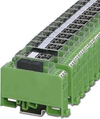 Nahaufnahme einer Reihe grüner elektronischer Relaismodule mit numerischen Anzeigen, die die Funktionalität in einem elektrischen System verdeutlichen.