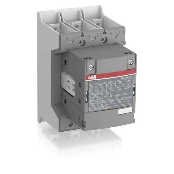 Eine elektrische Komponente, möglicherweise ein Schütz, mit der Bezeichnung 'ABB', die Anschlussklemmen und technische Spezifikationen auf der Frontplatte aufweist.