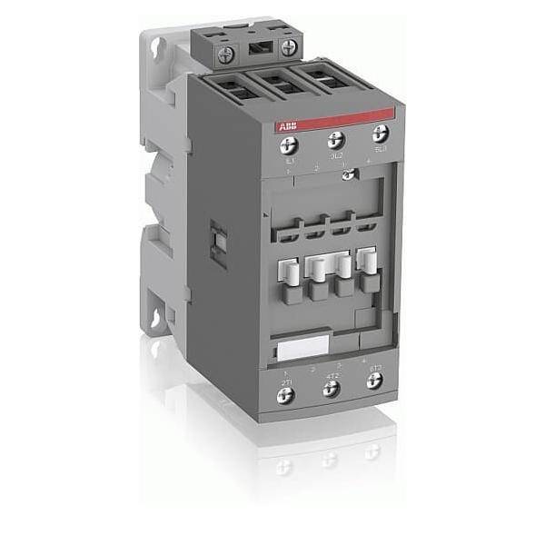 Ein grauer elektrischer Schütz mit Markierung auf der Oberseite, ausgestattet mit drei Eingangs- und Ausgangsklemmen, verwendet zur Steuerung elektrischer Stromkreise.
