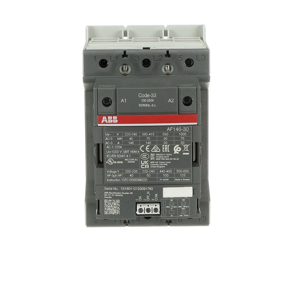 Ein grauer und schwarzer Schütz mit verschiedenen technischen Spezifikationen auf der Vorderseite, hergestellt von ABB.
