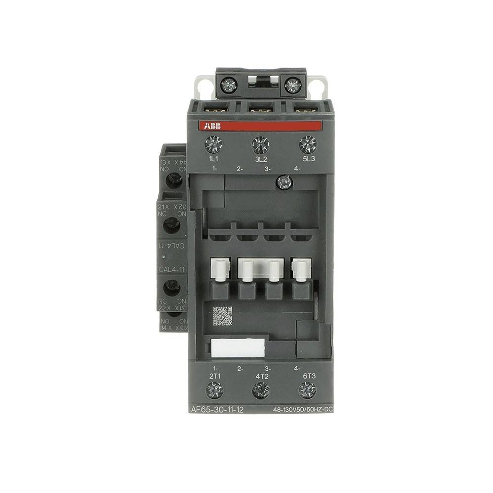 Industrieller elektrischer Schütz mit beschrifteten Anschlusspunkten und Steuerungsklemmen, verwendet zum Schalten elektrischer Stromkreise.