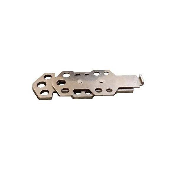 Ein metallisches, flaches Multitool mit mehreren sechseckigen Ausschnitten und einem Haken an einem Ende, das für verschiedene mechanische Aufgaben verwendet wird.