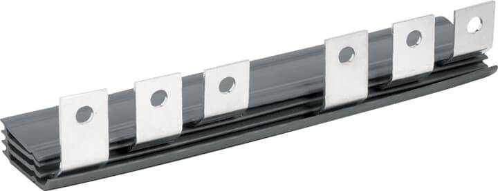Eine Nahaufnahme einer Metallwandleiste mit gleichmäßig entlang ihrer Länge angeordneten Löchern, die zum Befestigen oder Sichern der Leiste an Oberflächen verwendet werden.
