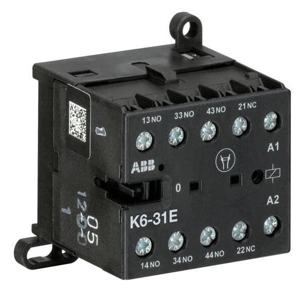Eine schwarze ABB-Elektrokomponente mit mehreren nummerierten Anschlüssen und Beschriftungen, einschließlich 'K6-31E' und 'A1', die zum Verbinden von Stromkreisen verwendet wird.