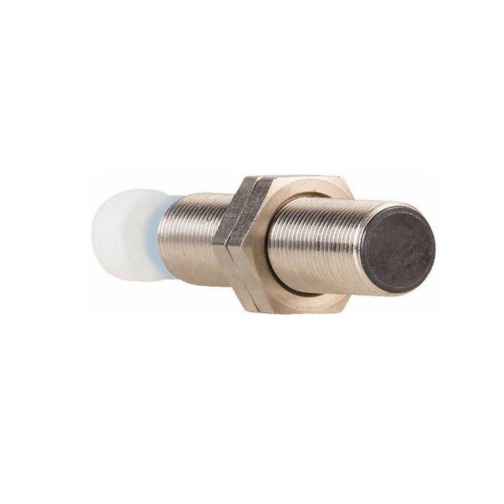 Ein zylindrischer metallischer Sensor mit Gewinde, der eine flache kreisförmige Spitze und eine weiße Kunststoffkomponente an einem Ende aufweist und zur Näherungserkennung verwendet wird.
