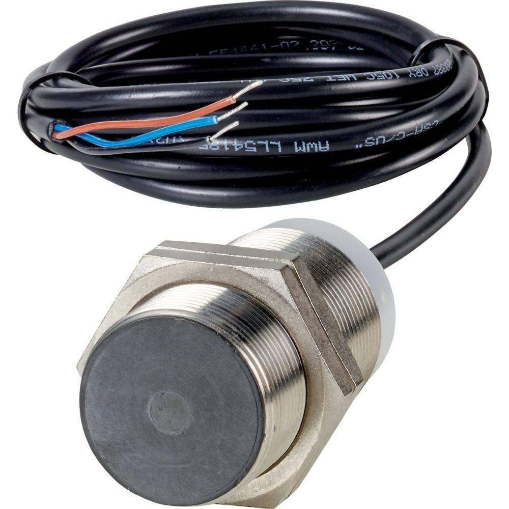 Ein zylindrischer Metallsensor mit Kabeln, der zur Näherungserkennung verwendet wird, wird vor einem einfarbigen Hintergrund dargestellt.