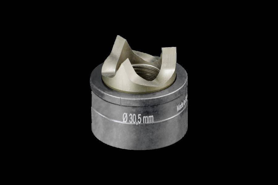 Ein metallisches zylindrisches Objekt mit der Beschriftung '30,5 mm', das eine scharfkantige, eingedellte Oberseite aufweist.