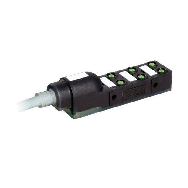 Nahaufnahme eines schwarzen industriellen Elektrosteckers mit einem weißen angeschlossenen Kabel, das mehrere grüne Schraubklemmen auf weißem Hintergrund zeigt.