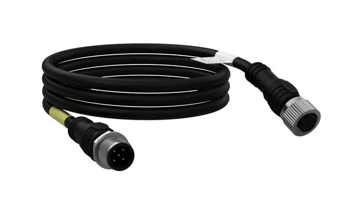 Ein gewickeltes schwarzes Kabel mit Anschlussenden, das für Audiogeräte verwendet wird.
