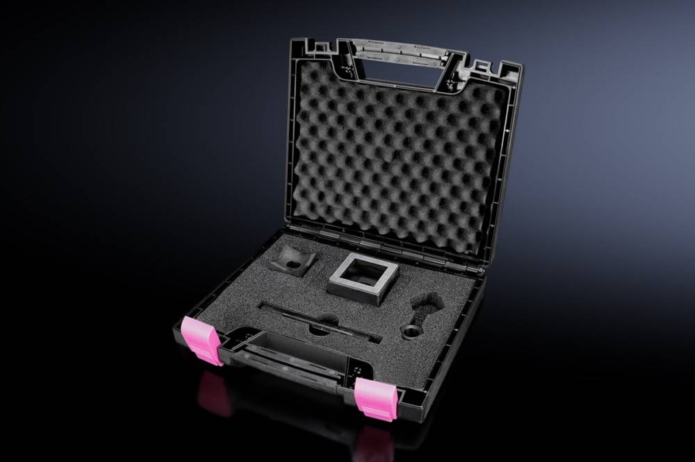 Eine schwarze Tragetasche mit rosa Akzenten ist geöffnet und zeigt maßgefertigte Schaumstoffabteile, die eine professionelle Kamera-Rig-Montageausrüstung aufnehmen.