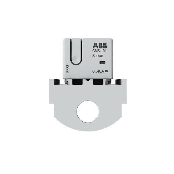 Ein CMS-101-Sensor von ABB zur Stromüberwachung mit einer kreisförmigen Öffnung am unteren Ende für die Kabelführung, gekennzeichnet mit „0...40A