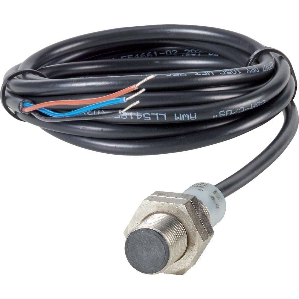 Ein zylindrischer Näherungssensor mit einem Metallgehäuse und einem schwarzen Kabel mit freigelegten Drähten am Ende für elektrische Anschlüsse.