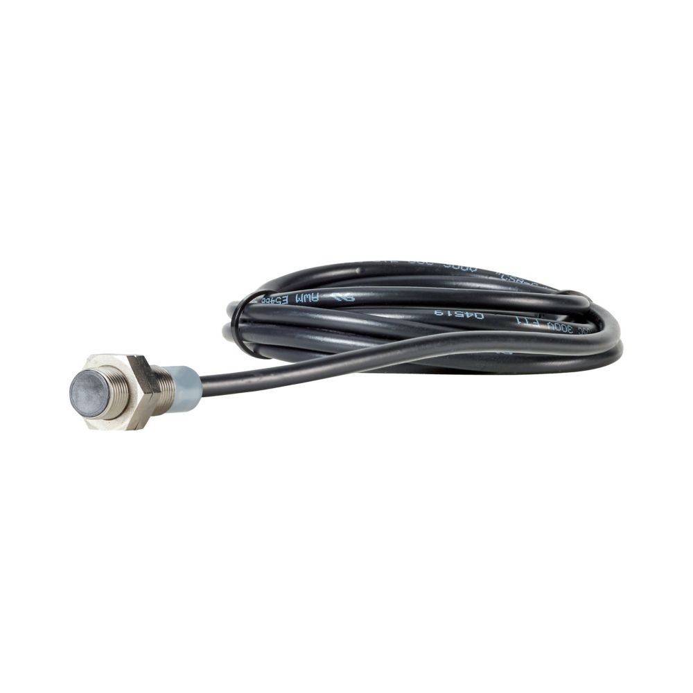 Ein zylindrischer Metallsensor mit einem schwarzen Kabel, das daneben aufgerollt ist, der zur Erkennung von Nähe oder Anwesenheit in industriellen Anwendungen verwendet wird.