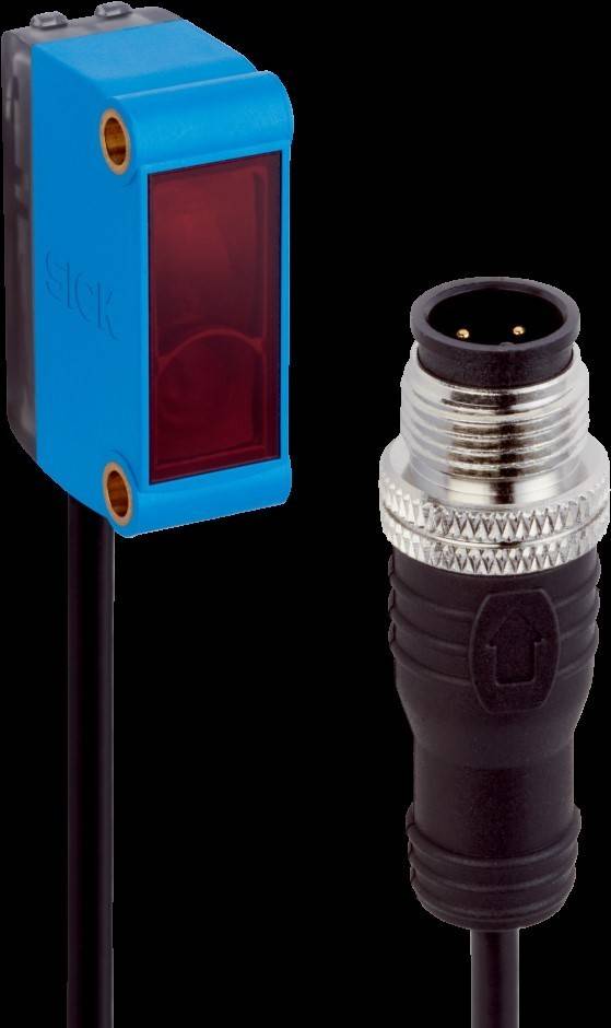 Ein blauer rechteckiger Sensor mit einem schwarzen Kabel ist neben einem zylindrischen schwarz-silbernen elektrischen Stecker positioniert.