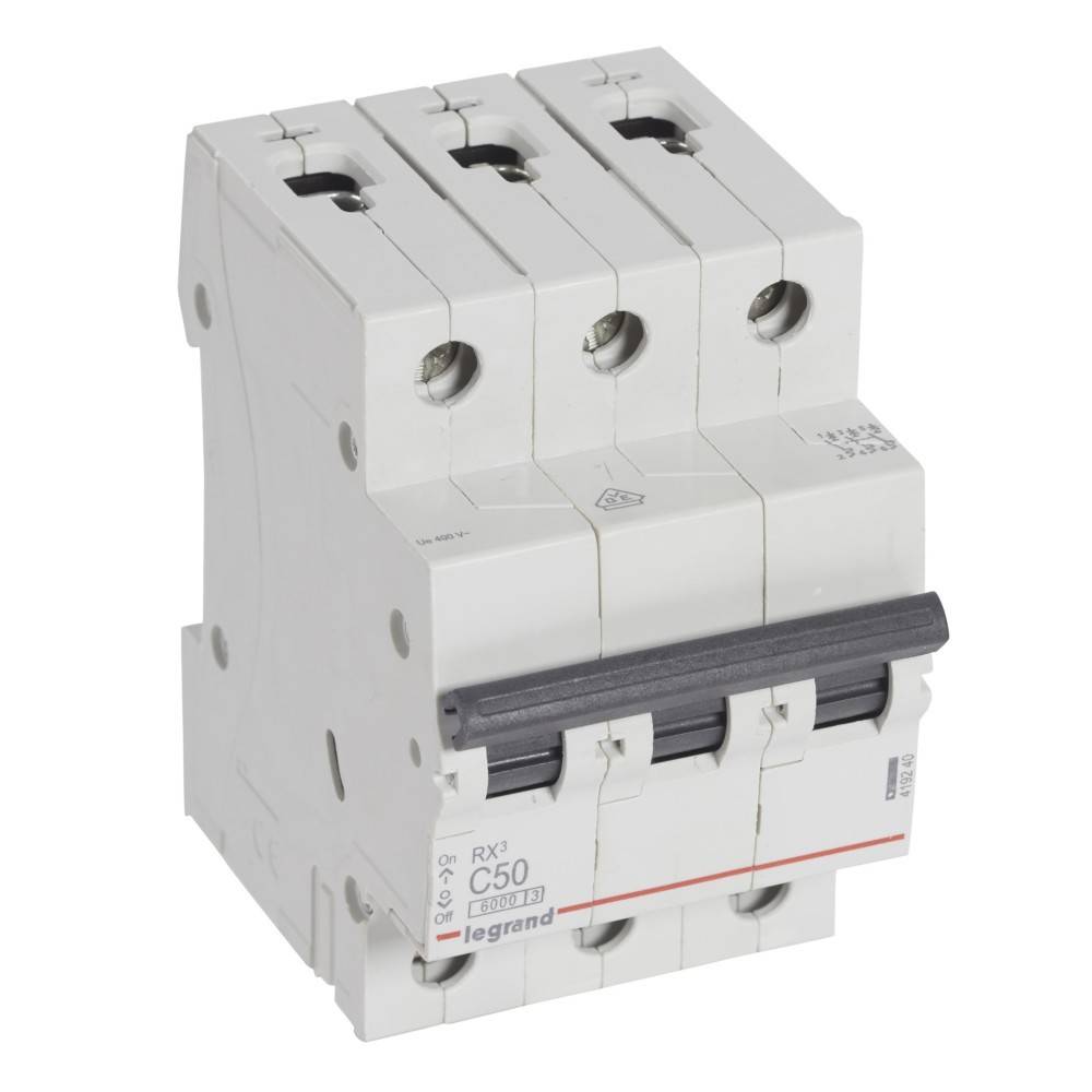 Ein weißer Legrand-Dreiphasen-Leistungsschalter mit einem schwarzen Schalter, der mit ‚C50' für eine Kapazität von 50 Ampere beschriftet ist, vor einem einfarbigen Hintergrund.