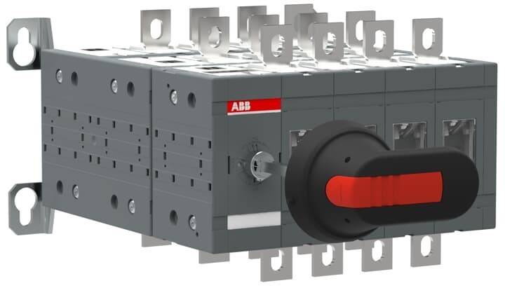Eine industrielle Schaltanlagenkomponente mit Markenlogo, ausgestattet mit mehreren metallischen Anschlüssen und einem großen schwarzen und roten Drehgriff.