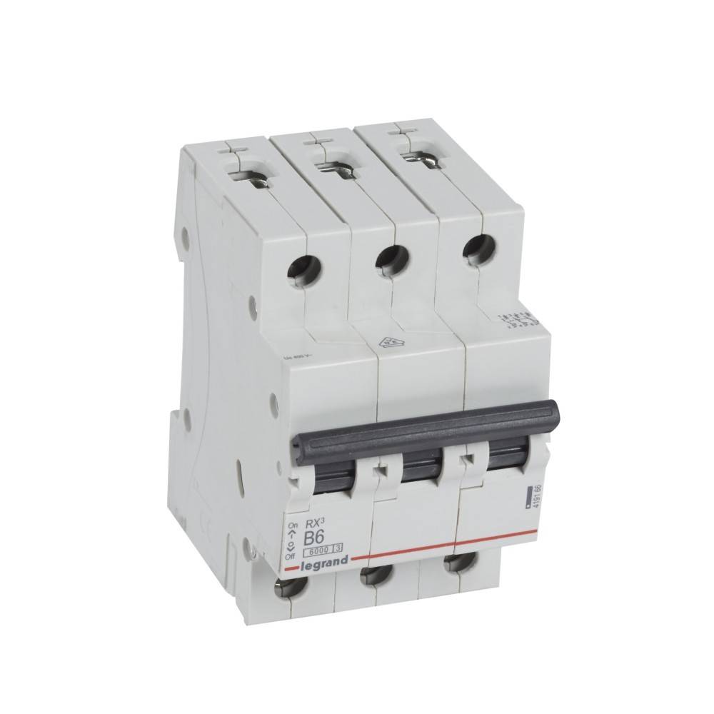 Ein dreipöliger Leitungsschutzschalter mit der Bezeichnung 'RX³ B6' von Legrand, der zur elektrischen Schutzschaltung dient, verfügt über drei Schalter und ein kompaktes Design.