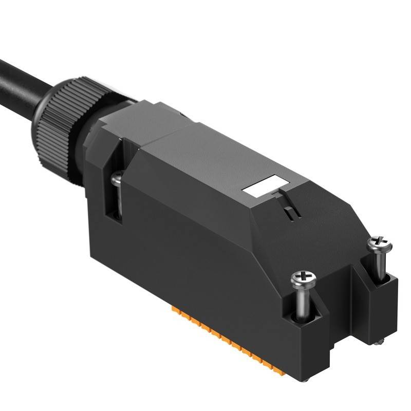 Ein schwarzer industrieller Verbinder mit einem Kabel, ausgestattet mit metallischen Schrauben und einem orangefarbenen Verschluss, entwickelt für sichere elektrische Verbindungen.