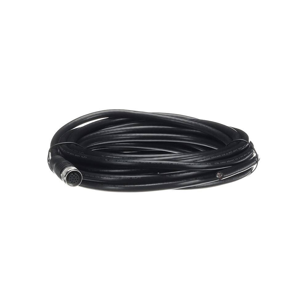 Ein gewickeltes schwarzes Kabel mit einem Anschluss an einem Ende, das mehrere Stifte aufweist und für Audio- oder Videogeräte-Verbindungen geeignet ist.