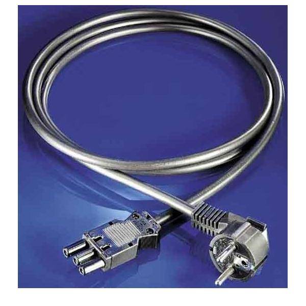 Ein aufgewickeltes metallisches Netzkabel mit einem runden Stecker und einem flachen Anschluss, vor einer reflektierenden blauen Oberfläche.