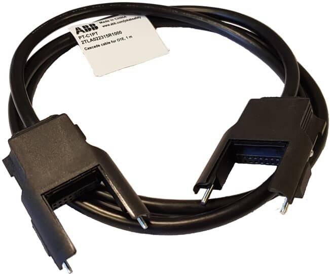 Ein schwarzes ABB PT-C-PZ1 Kabel mit Anschlüssen an beiden Enden, gekennzeichnet mit 2TLA022731R0000, für industrielle Ausrüstung konzipiert, 1 Meter lang.