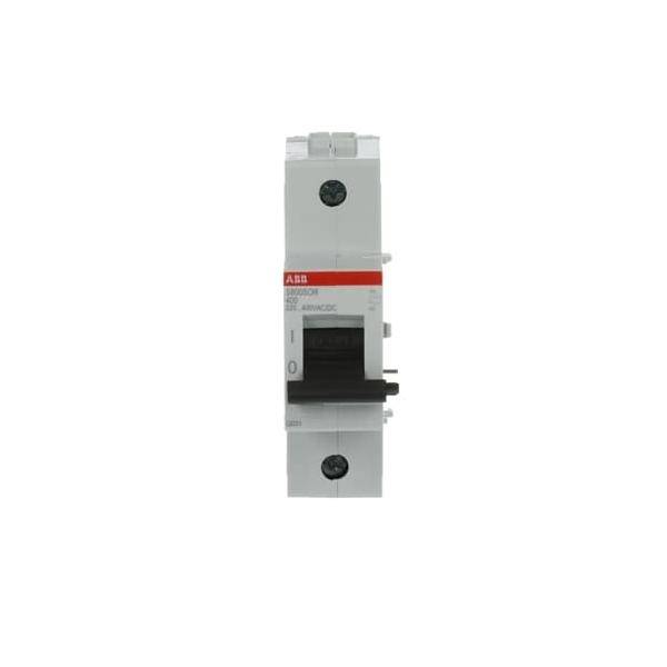 Ein Leistungsschalter von ABB, entwickelt zur Steuerung und Absicherung elektrischer Stromkreise, auf einem neutralen Hintergrund dargestellt.