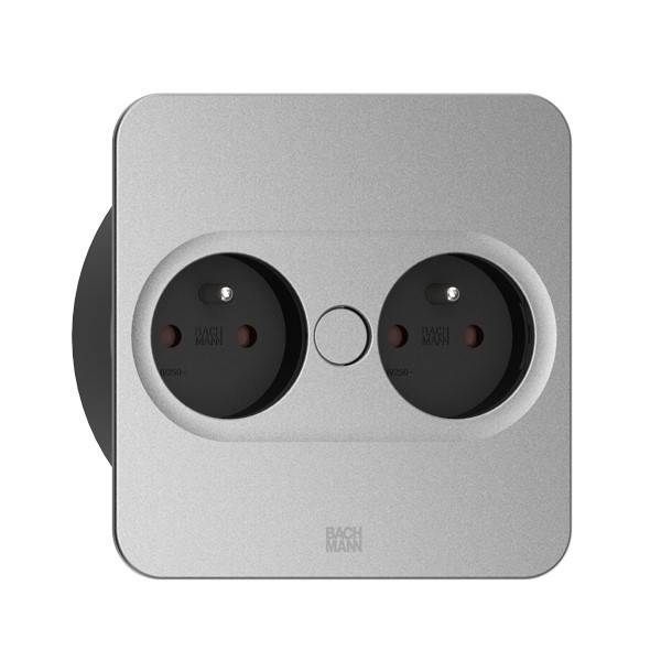 Eine Doppelsteckdose mit doppelwandiger Konstruktion und elegantem, modernem Design, die abgerundete rechteckige Formen und zwei Steckplätze aufweist und für den Heimgebrauch geeignet ist.