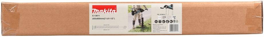 Das Bild zeigt einen Arbeiter, der mit einem Akkuschrauber mit einem Erdbohrer in den Boden neben einer Straße bohrt. Ein Werkzeugmarken-Logo ist sichtbar.