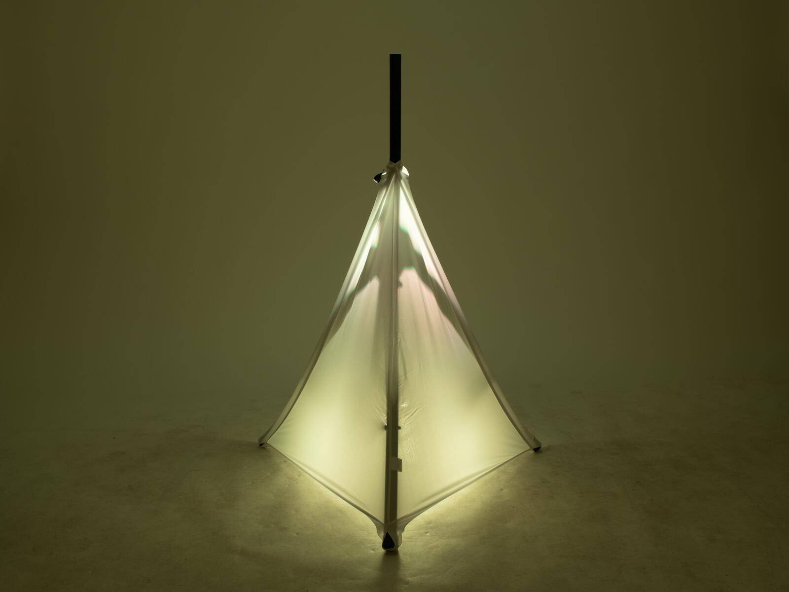 Ein sanft beleuchteter Regenschirm, der geöffnet steht und von innen heraus beleuchtet wird, vor einem neutralen Hintergrund, wodurch ein sanftes, ambient wirkendes Leuchten entsteht.