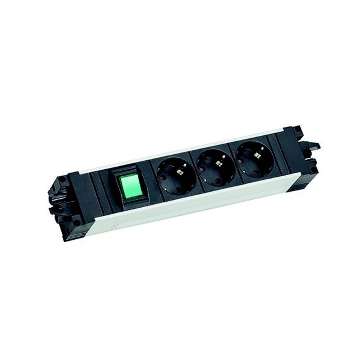 Eine Steckdosenleiste mit drei Steckdosen und einem grünen Schalter, die zum Anschluss mehrerer elektrischer Geräte an eine einzige Stromquelle konzipiert ist.