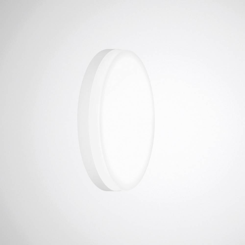 Eine kreisförmige, weiße, moderne Deckenleuchte, die an einer weißen Wand montiert ist.