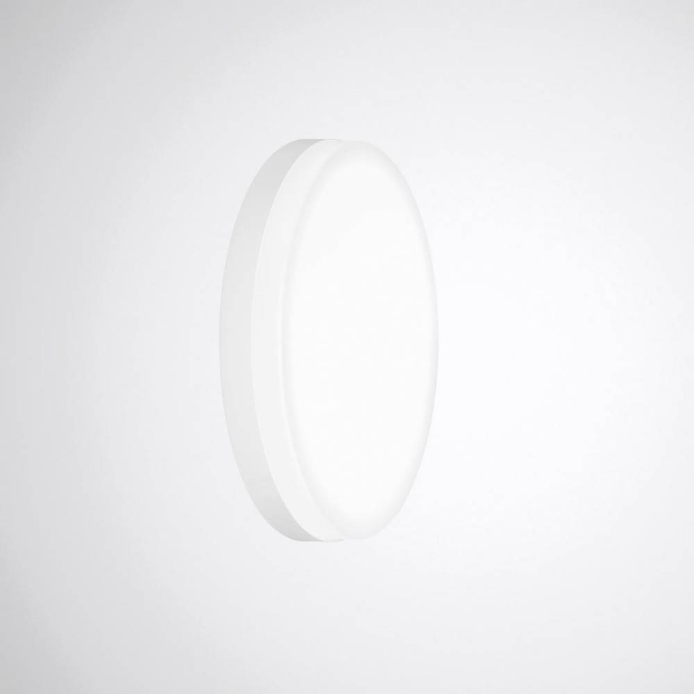 Eine runde weiße Deckenleuchte vor einem schlichten Hintergrund.