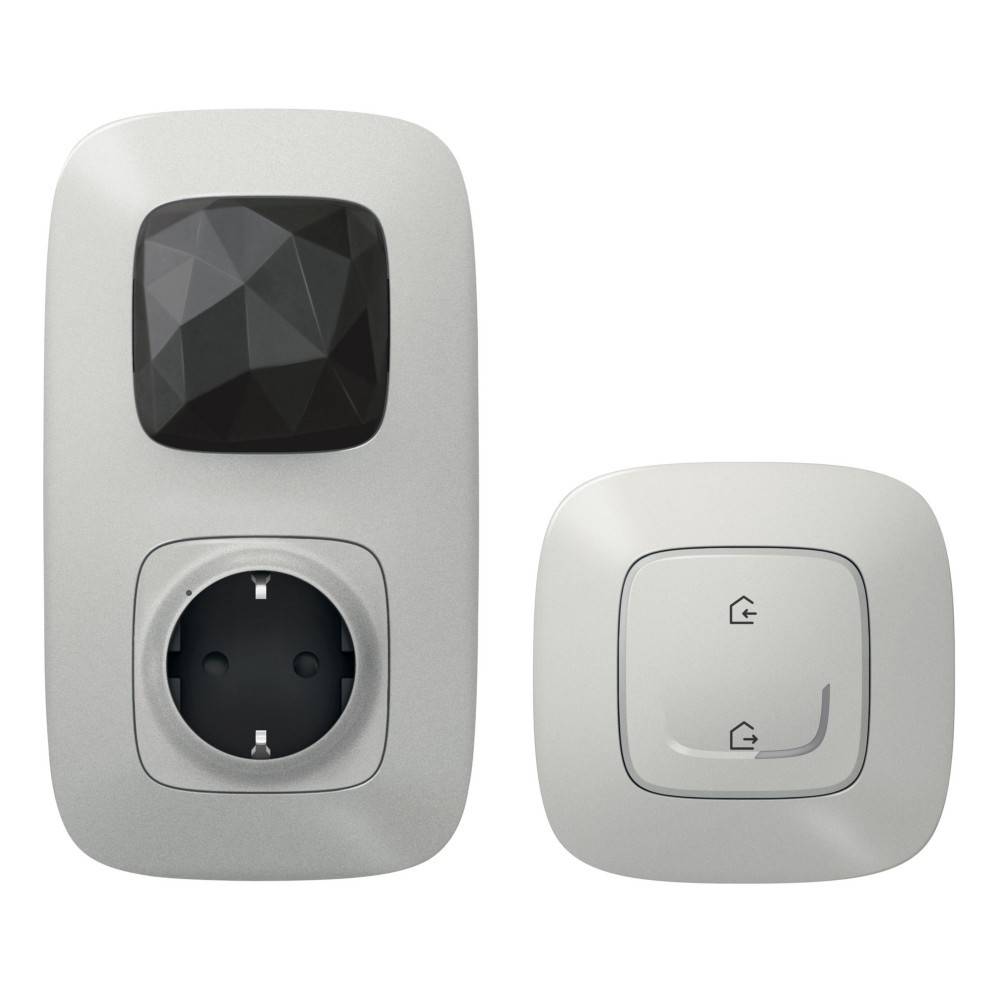 Ein Set von Smart-Home-Geräten: Ein silberner Smart-Stecker mit einem geometrischen schwarzen Knopf und ein quadratischer weißer Smart-Schalter mit Hausikonen.