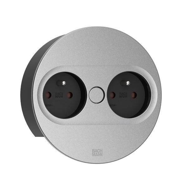 Eine runde, eingelassene Steckdose mit zwei Anschlüssen, konzipiert für elegante, minimalistische Installationen. Graue Ausführung mit schwarzen Steckdoseneinsätzen.