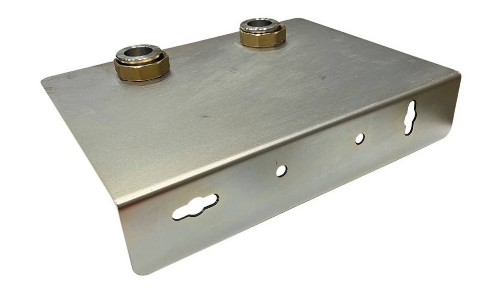 Eine Metallhalterung mit zwei Messingbefestigungen oben und gebohrten Löchern an der Seite, die zum Befestigen von Komponenten oder Geräten verwendet wird.