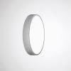 Ein schlichter weißer Ring mit einem dezenten Schatten auf einem hellgrauen Hintergrund, der minimalistisch und modern wirkt.