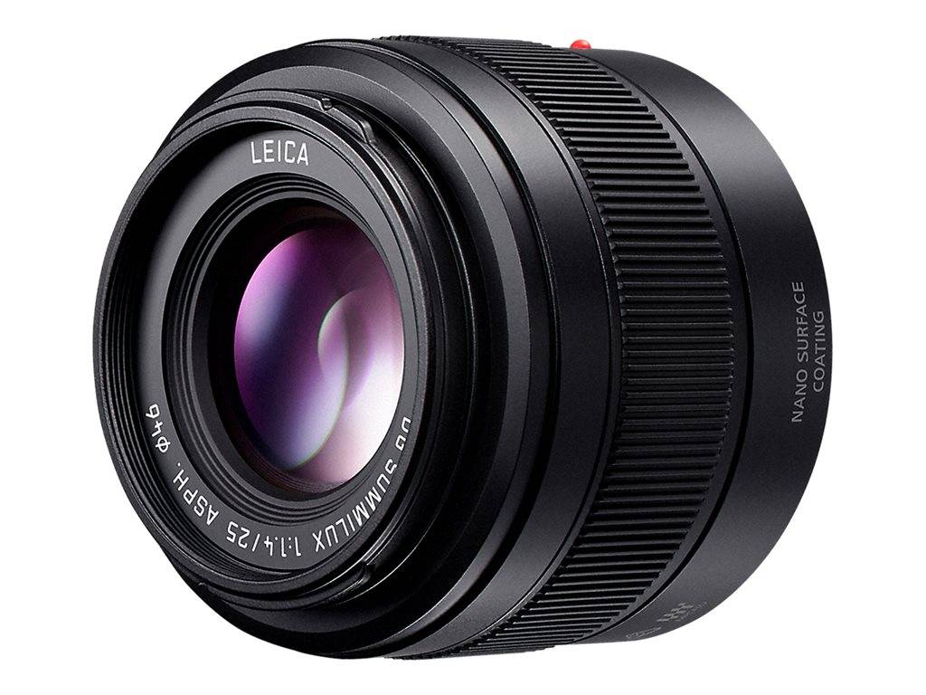 Ein schwarzes Leica-Kameraobjektiv mit sichtbarem Frontglas und strukturiertem Fokussierring auf weißem Hintergrund.