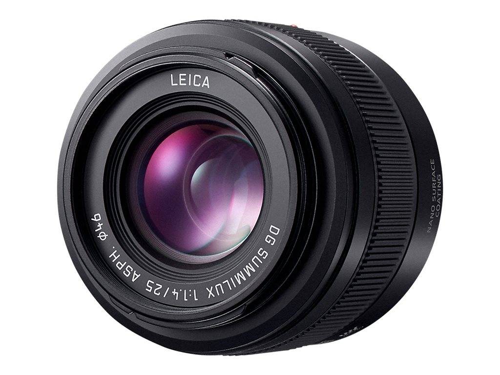 Nahaufnahme eines schwarzen Leica-Kameraobjektivs mit lila reflektierendem Glas, vor weißem Hintergrund dargestellt.