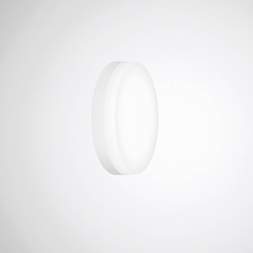 Eine schlichte, runde weiße Leuchte, die an einer weißen Decke montiert ist und die Umgebung sanft beleuchtet.