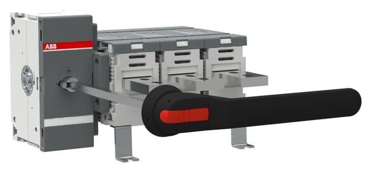 Ein modularer elektrischer Steckverbinder mit mehreren Steckplätzen und einem rot-schwarzen Verschließmechanismus, der eine sichere und flexible Verbindung andeutet.