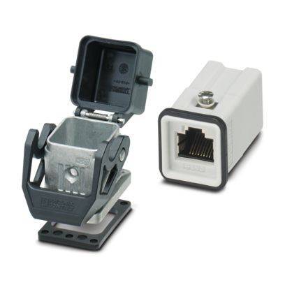 Ein RJ45-Steckergehäuse mit einer Abdeckung, die auf der linken Seite offen ist, und einem separaten rechteckigen Verbindungsstück auf der rechten Seite.